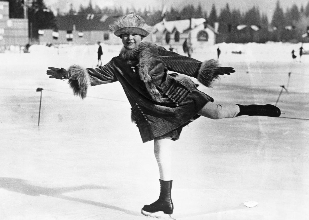 Первый катание. Соня Хени 1924. Олимпиада в Шамони в 1924 году. Вильхельм Хени. Первая зимняя олимпиада 1924.