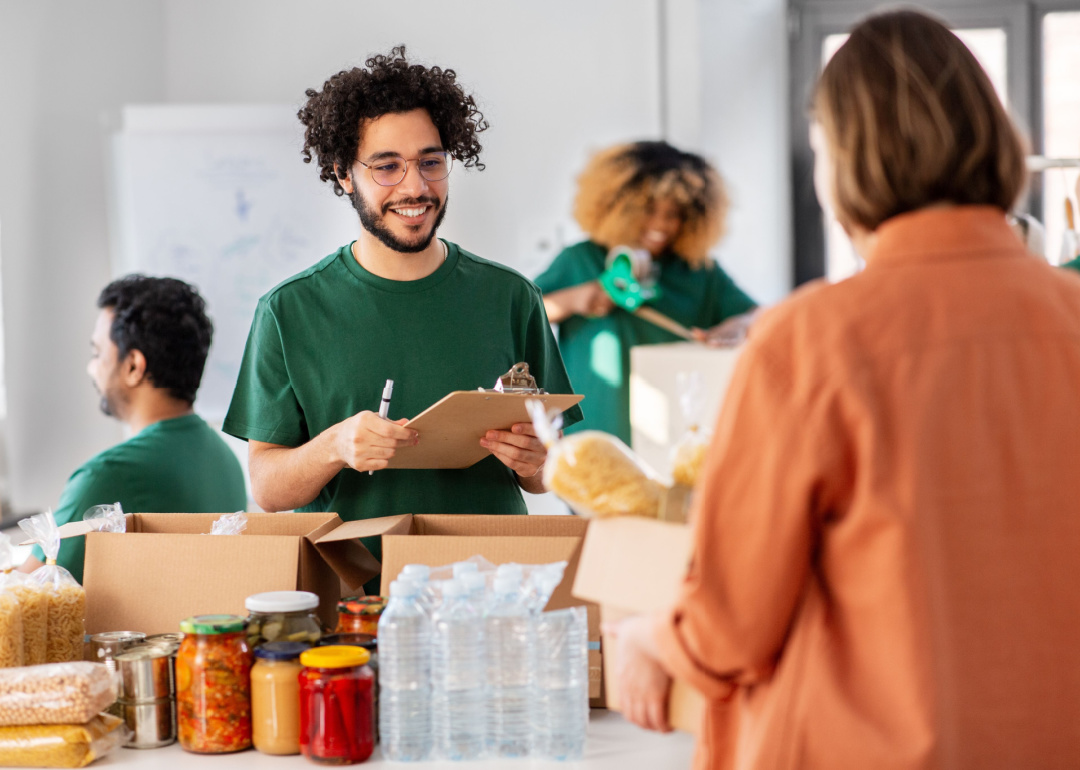 10 Community Service Projects to Do As a Team | Pyn