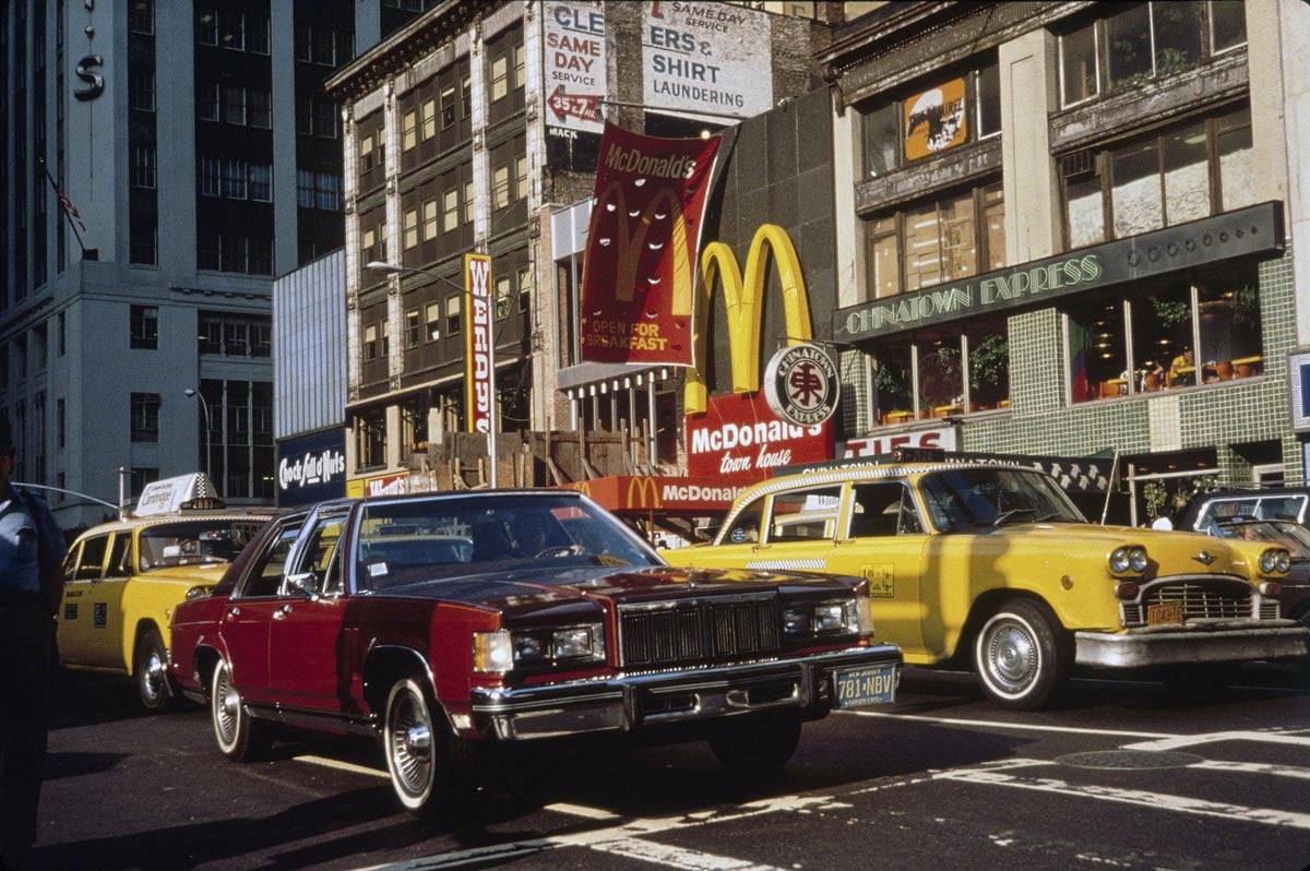 United States, New York: atmosphere in a street of the district of Manhattan in 1981. Traffic and McDonalds fast-food restaurant in the background, on 7th Avenue.