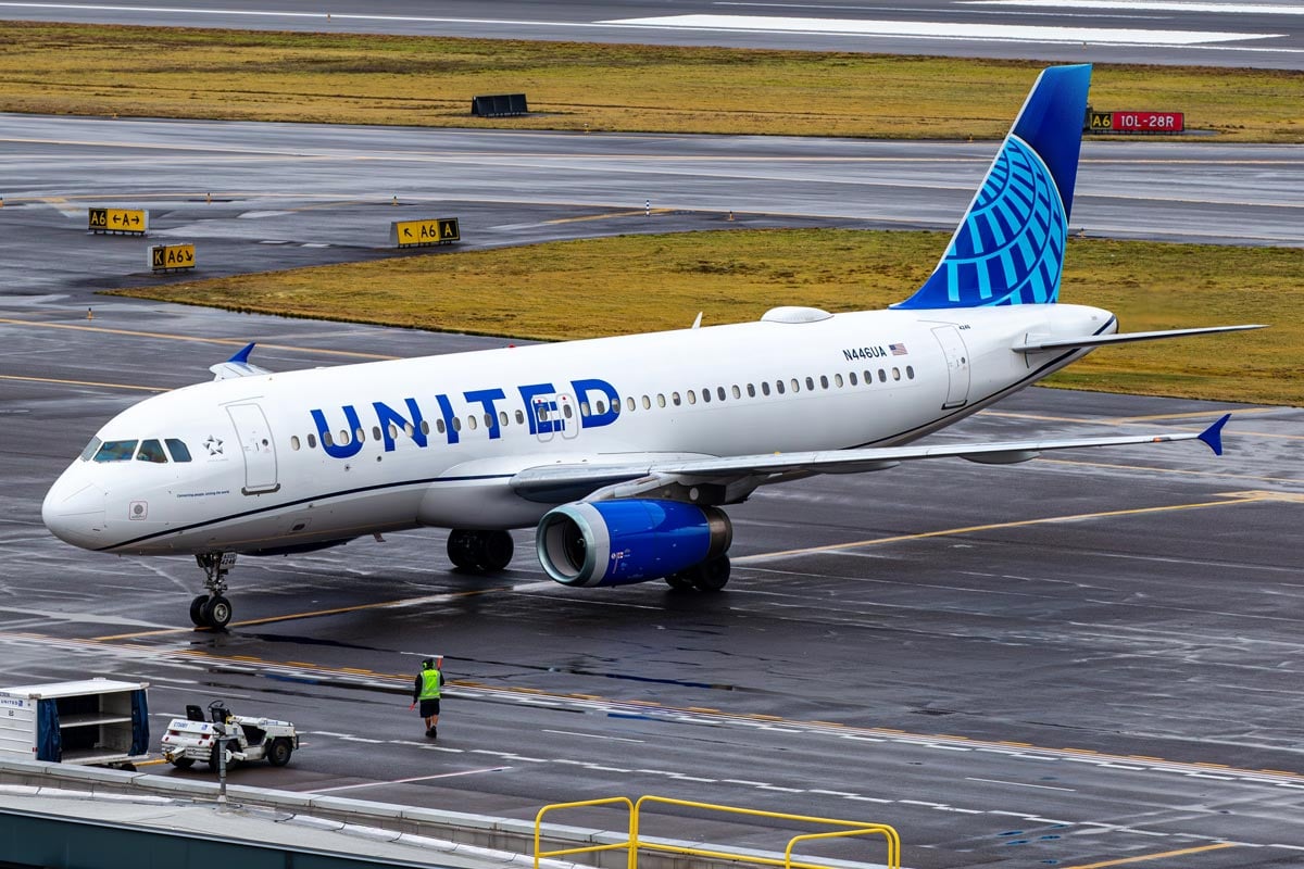 Photo of a United Airlines passenger plane taxiing to gate
