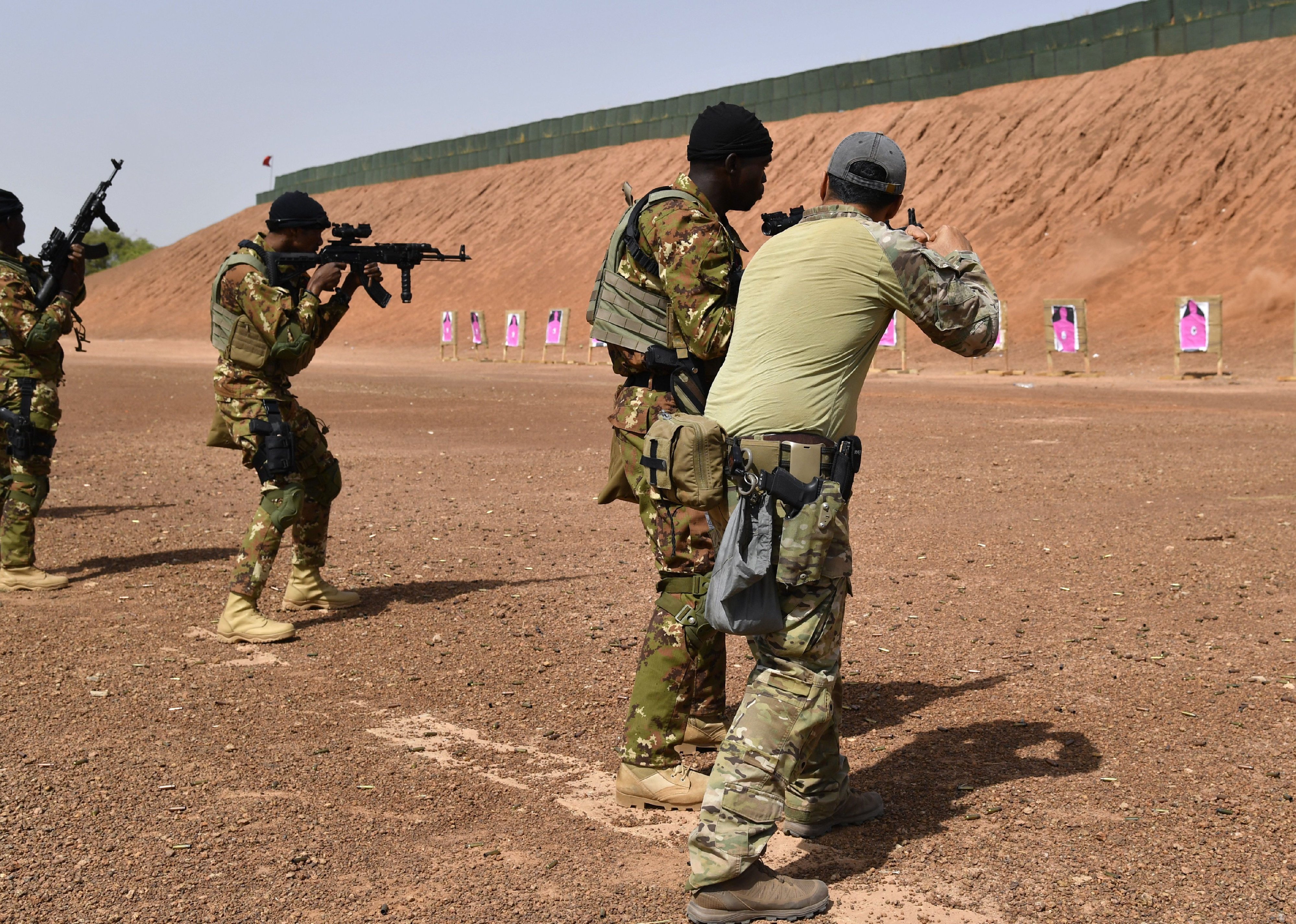 A US Army instructor gestures next to Malian soldiers during an anti-terrorism exercise.