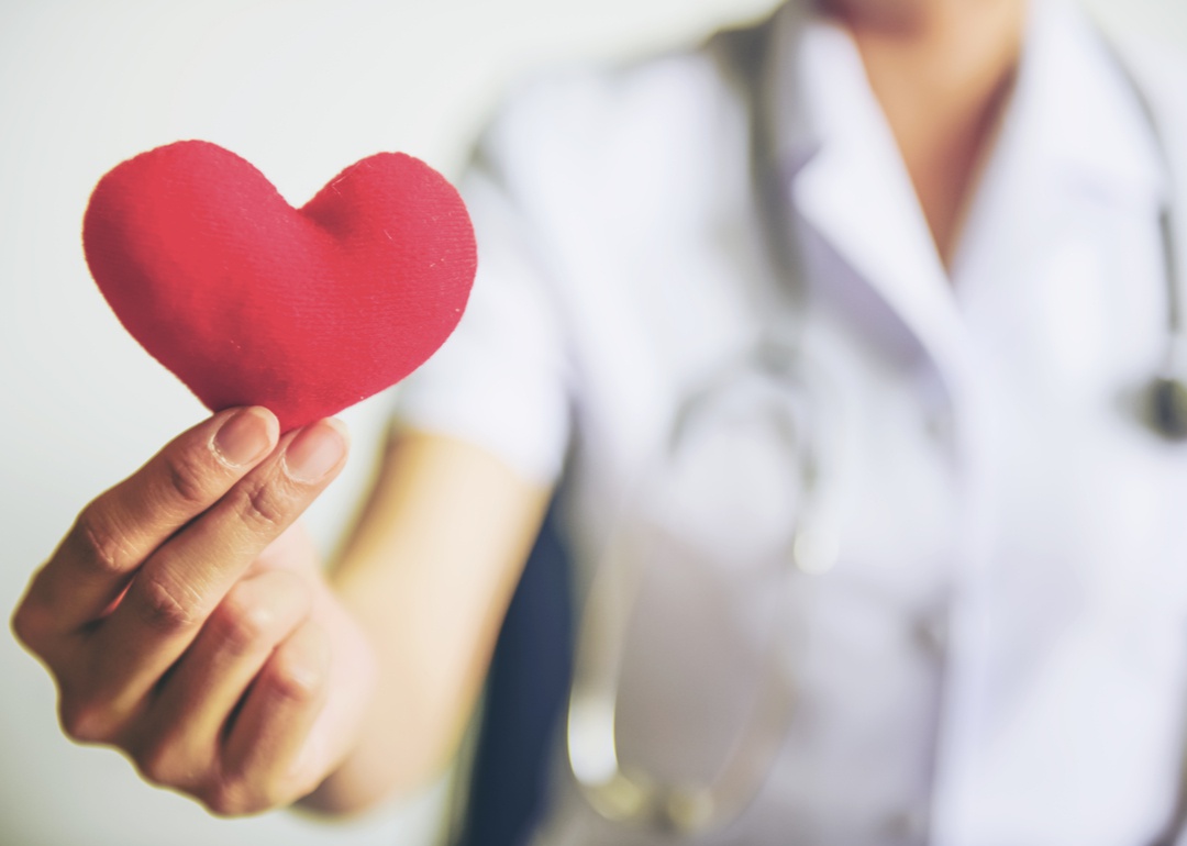 Сердце будут восстанавливать. Кардиолог фон. i love nursing. картинки кардиологи протягивающий сердце. cuidar.