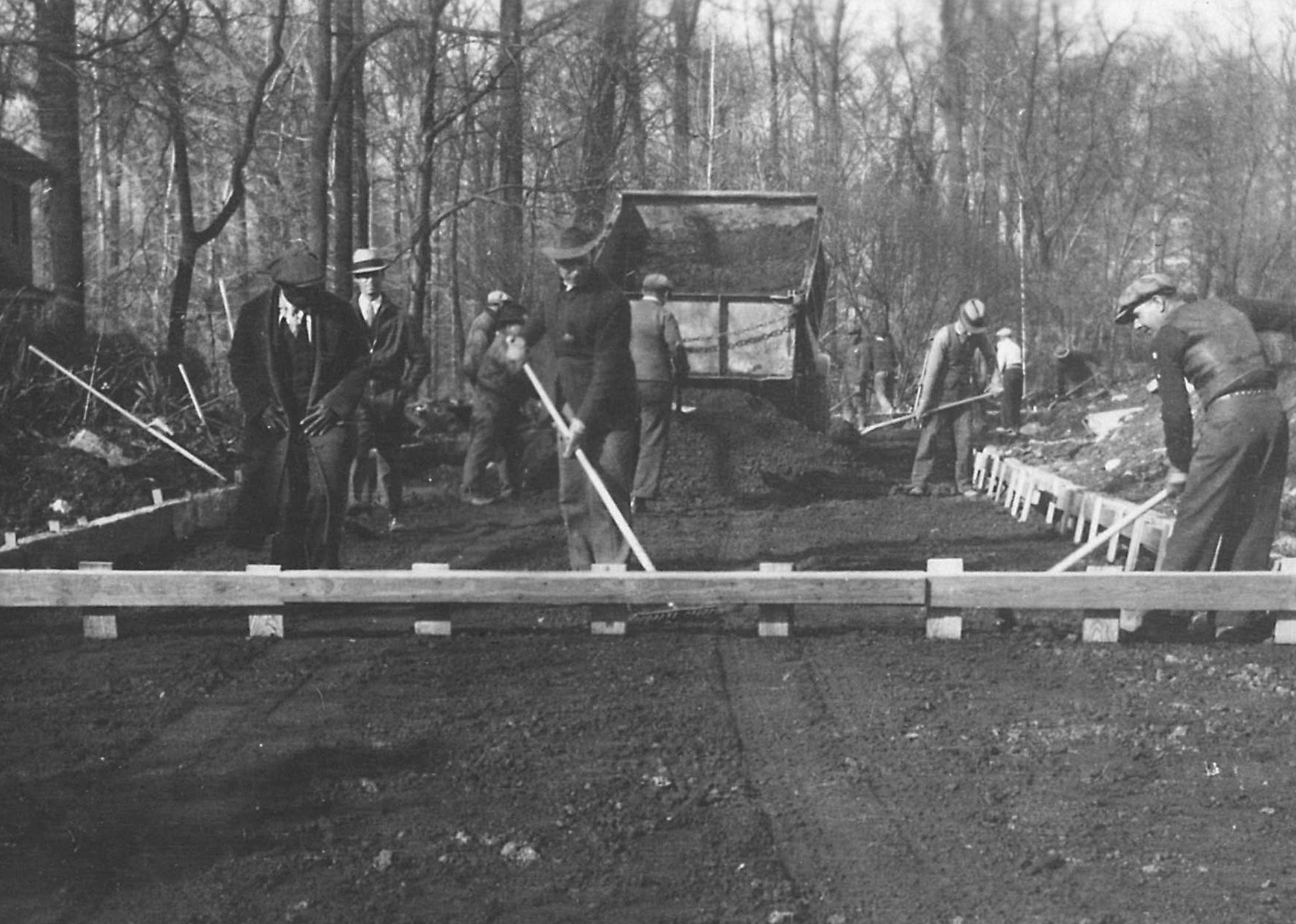 Men spreading gravel on road by White House, 1934. 