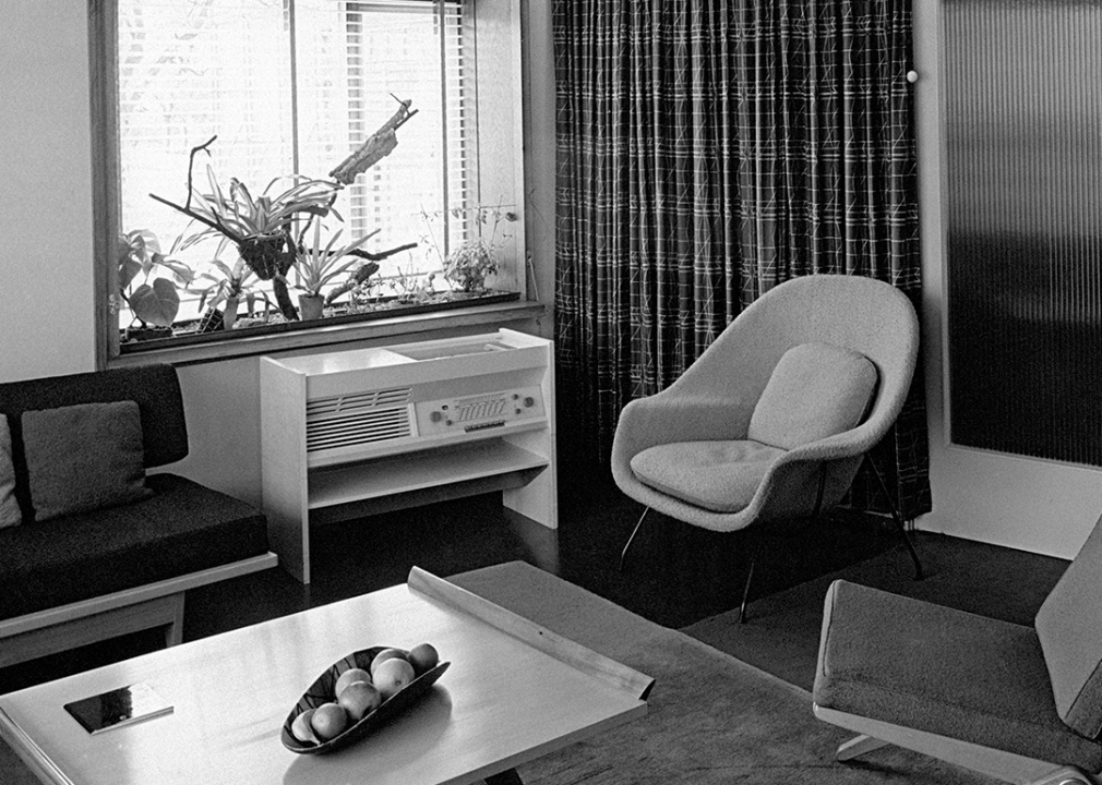 A living room with an Eero Saarinen womb chair.