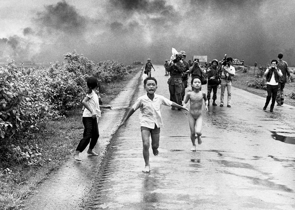 Children running down a road to flee bomb dropped in Trang Bang.