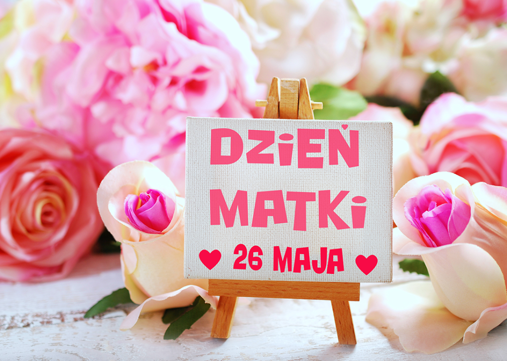 DZIEN MATKI Maja 26 card in front of flowers.