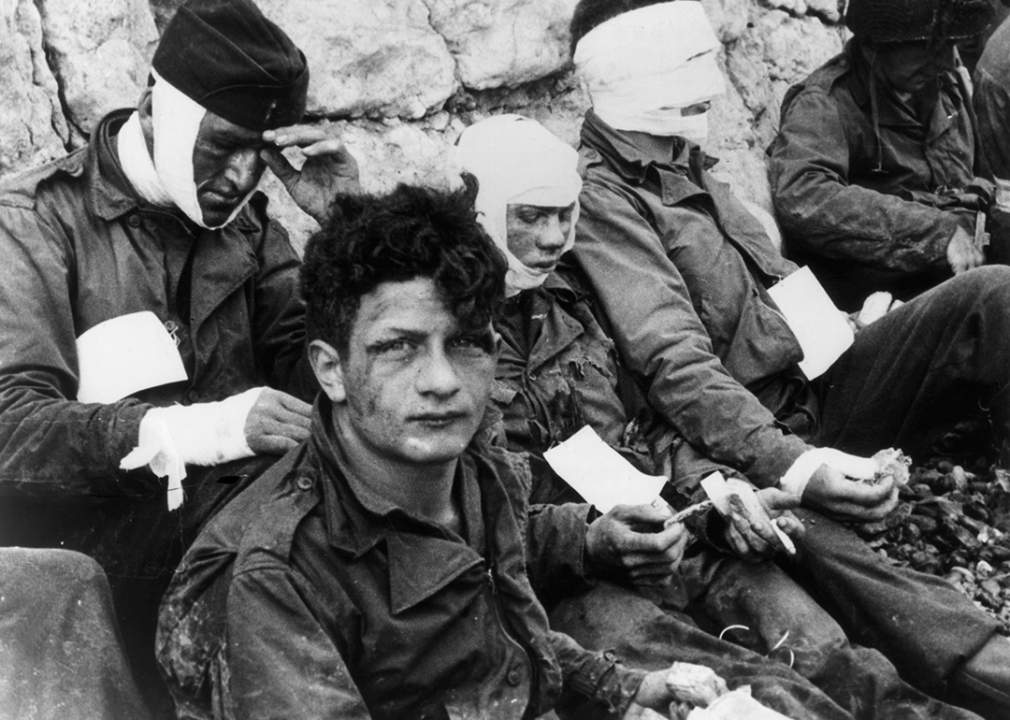 Wounded US soldiers of the 3rd Battery, 16th Infantry Regiment, 1st US Infantry Division.