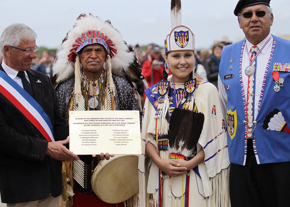 Henri Milet, mayor of Sainte-Marie-du-Mont gives a commemorative plaque with the names of Comanche soldiers to descendants of Comanche indian soldiers , to go to Utah Beach museum on June 9, 2014 in Sainte-Marie-du-Mont, northwestern France.