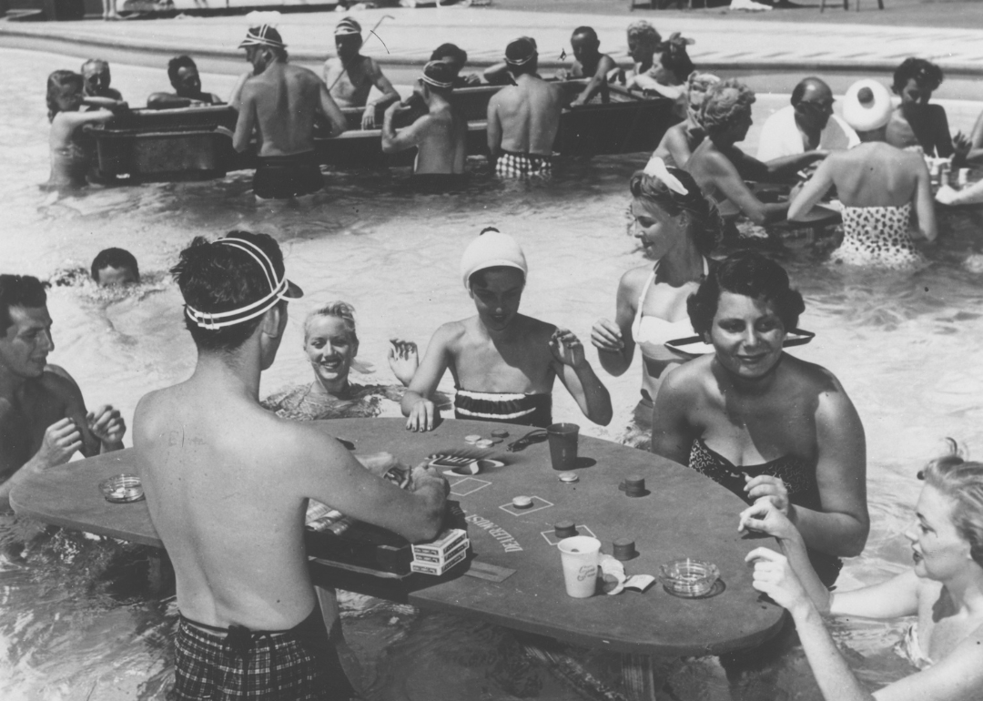 Orang-orang bermain kartu di kolam renang di Sands Hotel