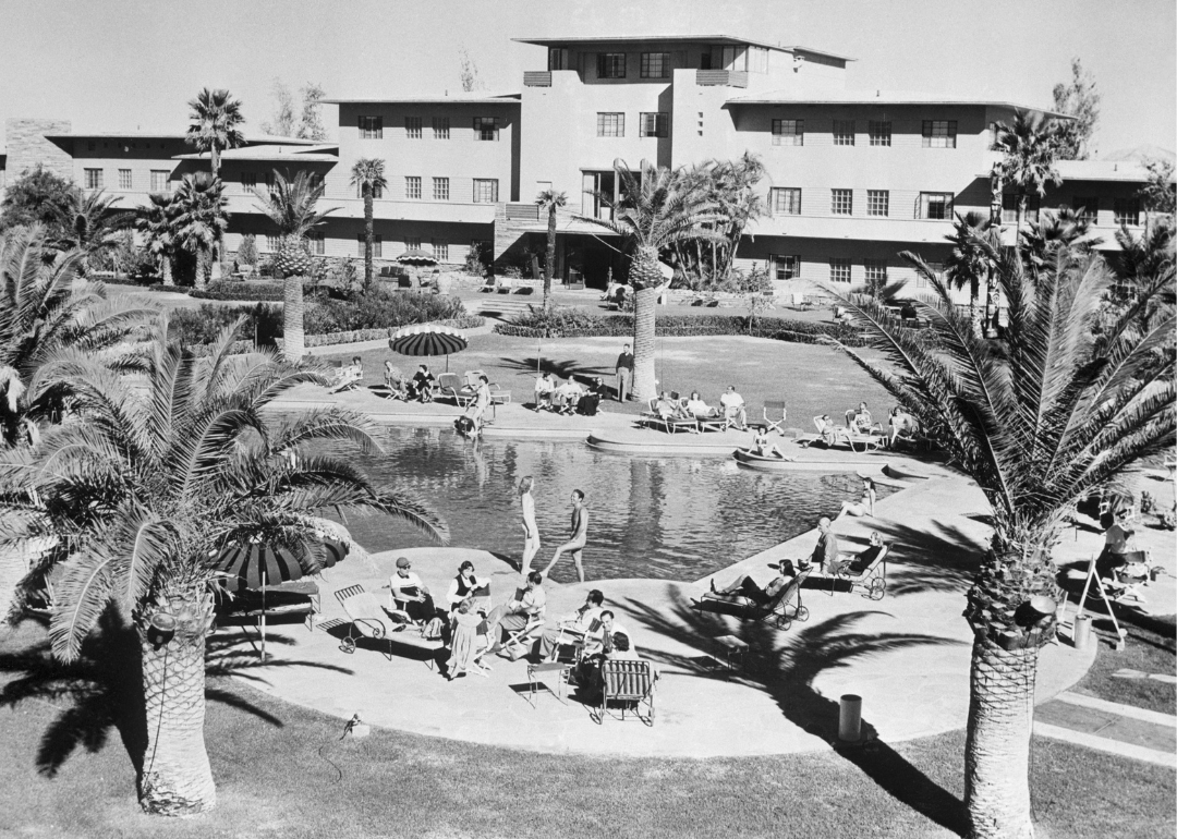 Tampilan eksterior teras dan kolam renang Hotel Flamingo.