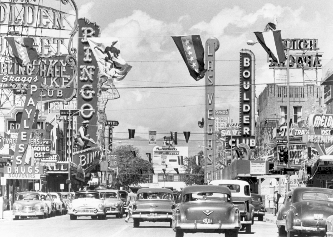 Lalu lintas dan rambu di Fremont Street sekitar tahun 1955.