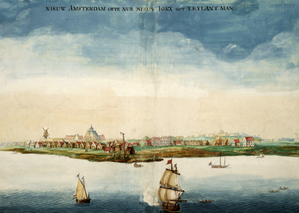 An illustration of boats sailing toward land with a settlement. The text reads: Niuew Amsterdam ofte nue nieuv lorx opt teylant man.
