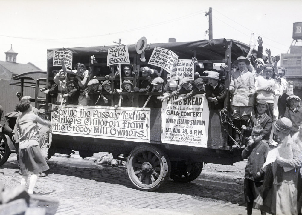 Vehicle with children of the Passaic textile strikers with signs