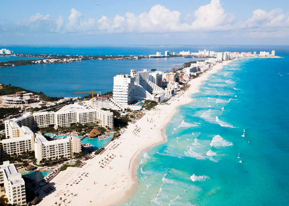Aerial view of Cancún resorts and beach.