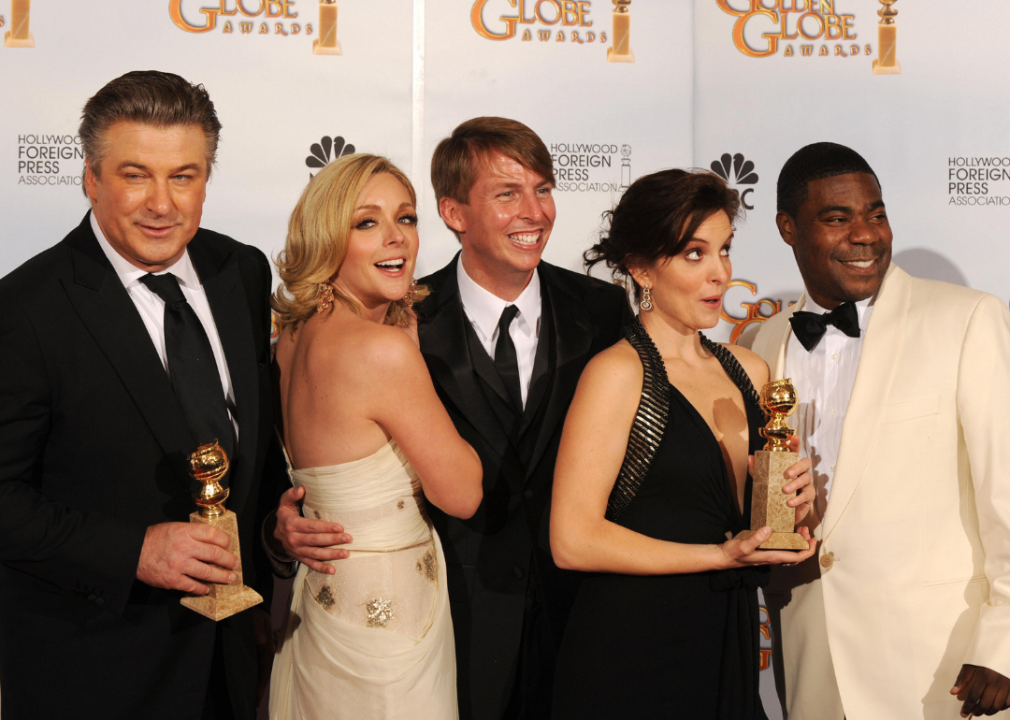 Cast of ’30 Rock’ poses with Golden Globes.