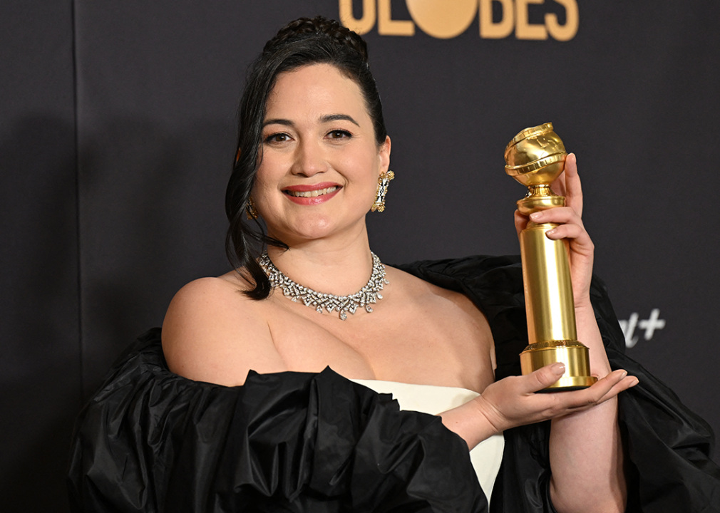 Lily Gladstone poses Golden Globe for ‘Killers of the Flower Moon’.