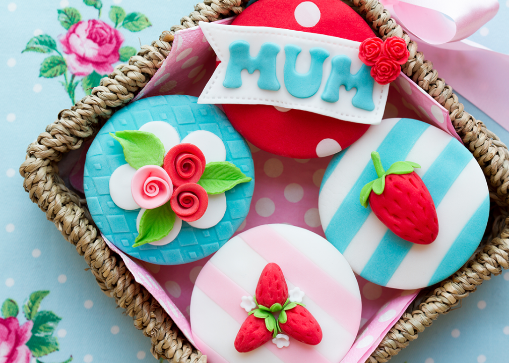 Gift basket of cakes with one that has the word mum on it.