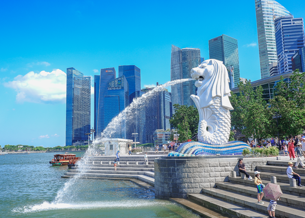 #9. Singapore People visit the merlion fountain in Singapore.