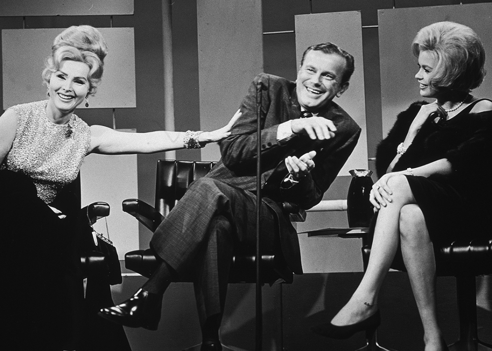 Zsa Zsa Gabor, Jack Paar, and Jayne Mansfield in a still from ‘The Jack Paar Show’.