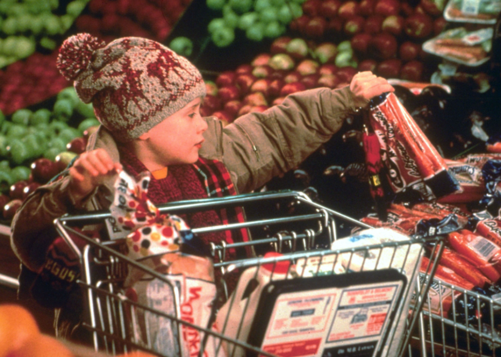 Macaulay Culkin grocery shopps in a scene from ‘Home Alone’.