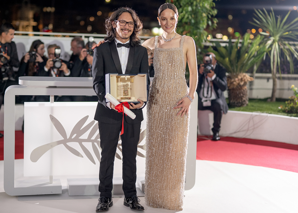 Pham Thien An poses with the Caméra d’or award for 'Inside the Yellow Cocoon Shell' and President of the Camera d’Or Jury Anaïs Demoustier.