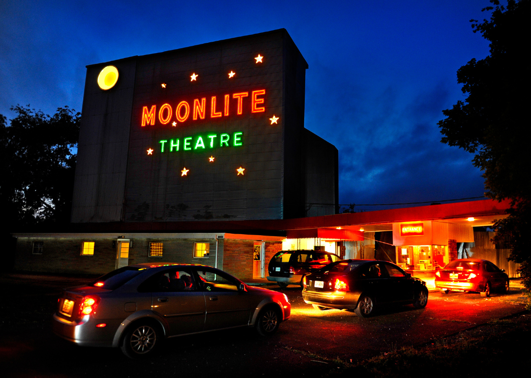 Cars entering The Moonlite Theatre in Abingdon.