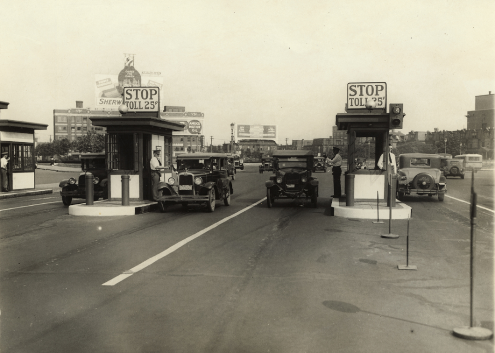 Cars paying toll fee to enter Camden Bridge