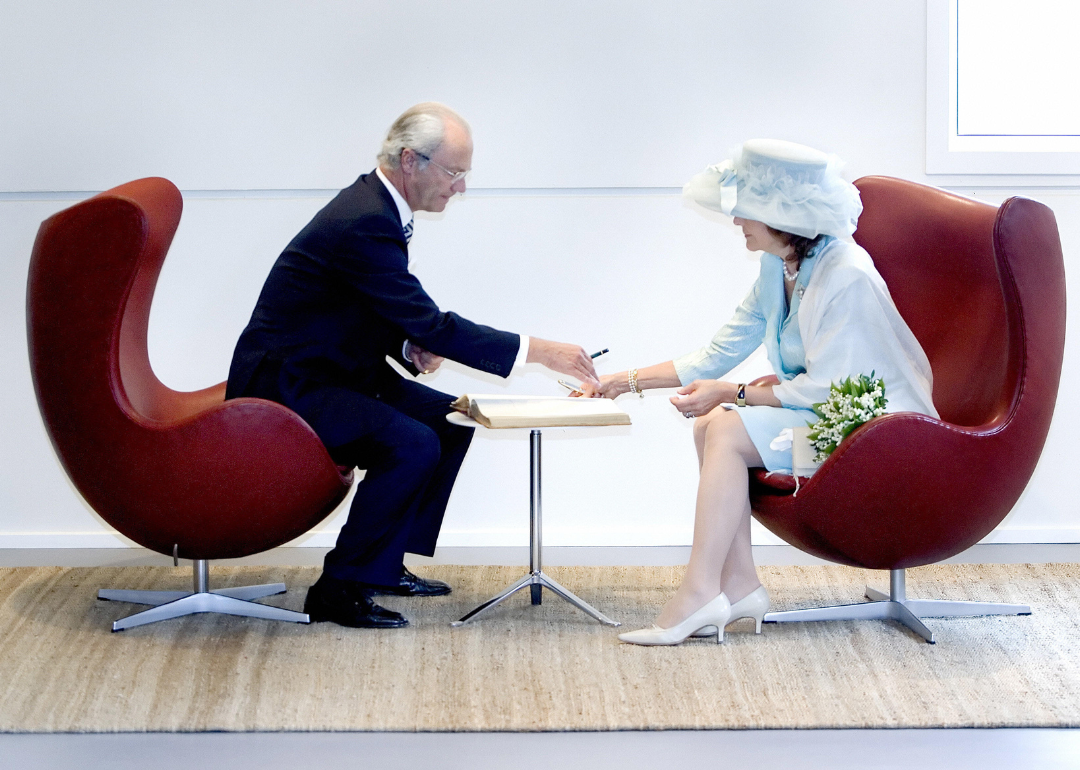 Sweden's King Carl Gustaf and Queen Silvia try out the Egg chair by Danish architect Arne Jacobsen.