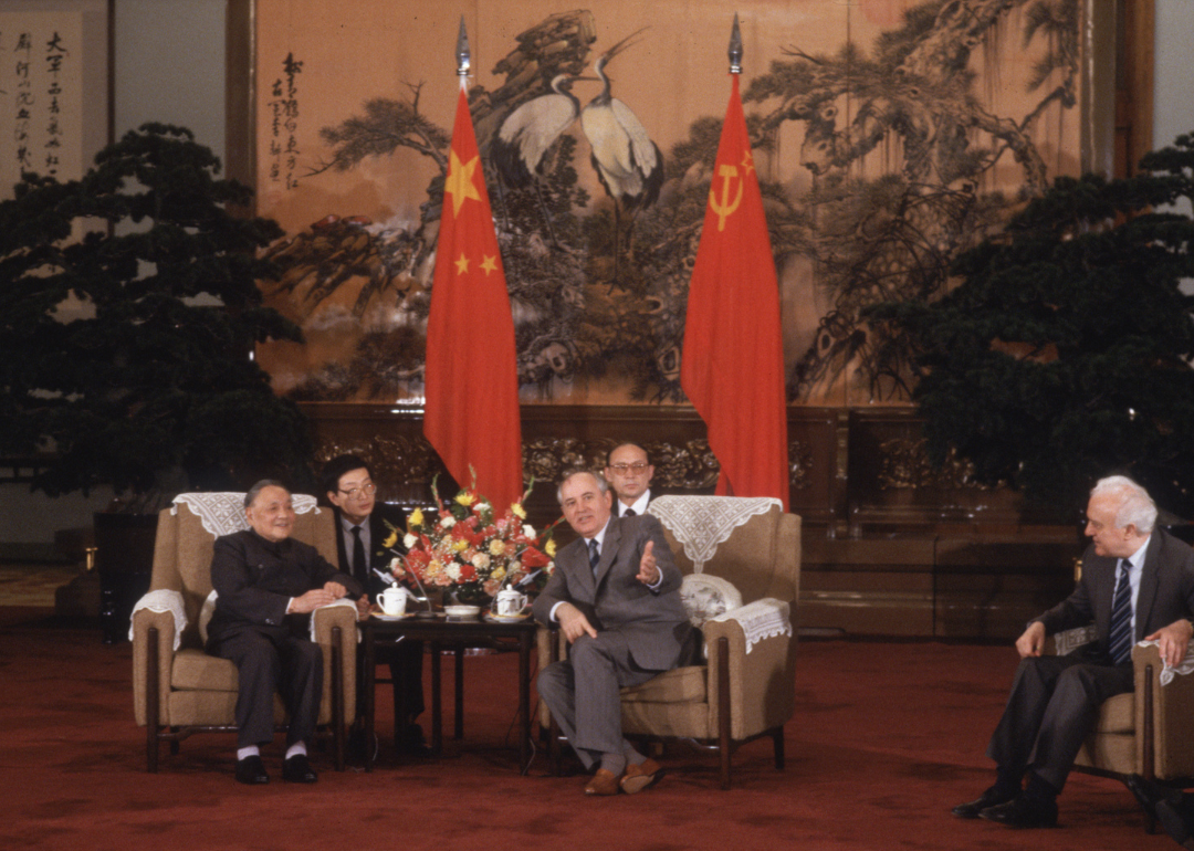 Mikhail Gorbachev mees twith Deng Xiaoping in Beijing