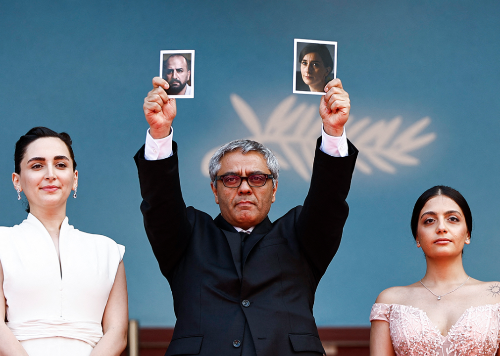 Mohammad Rasoulof holds portraits of Missagh Zareh and Soheila Golestani with Masha Rostami and Setareh Maleki.