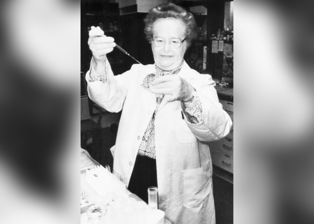 Gertrude Belle Elion at work in laboratory.