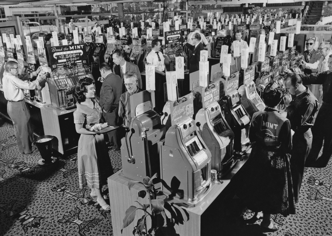 Orang-orang bermain mesin slot di lantai kasino The Mint.