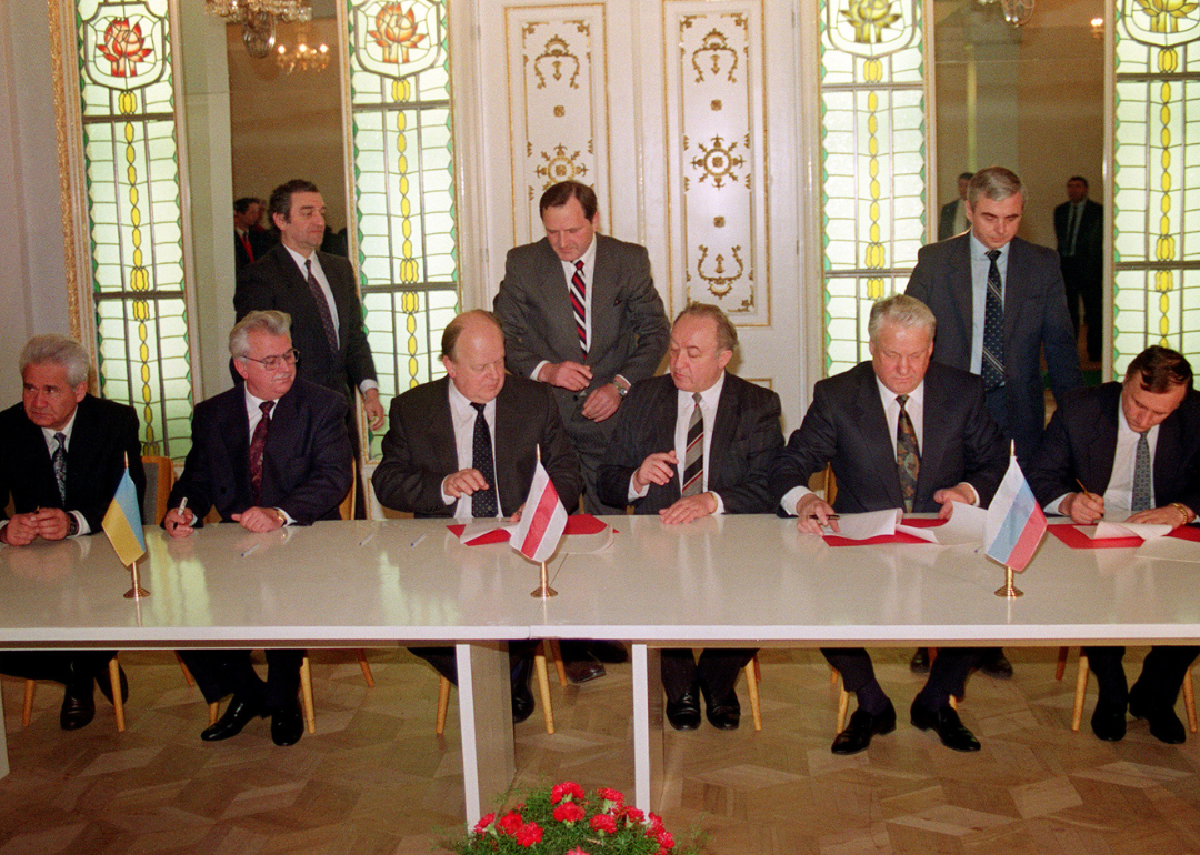 Soviet leaders sign documents agreeing to creation of post USSR commonwealth of states