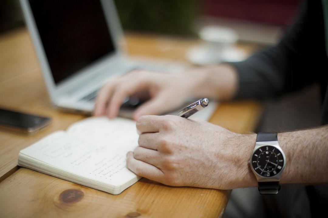 30 Popular Science Myths Debunked » 1280px Left handed writing with wristwatch