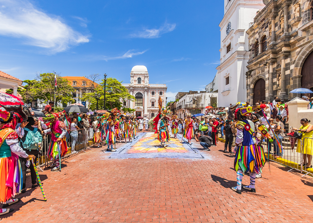 Tourists and performers in Casco Viejo.