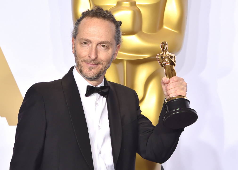 Emmanuel Lubezki poses in the press room with Academy Award.