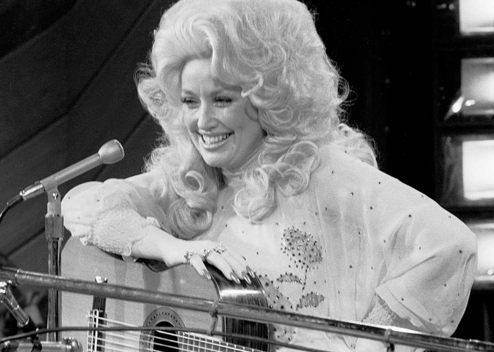 Dolly Parton with guitar on the Phil Donahue Show.