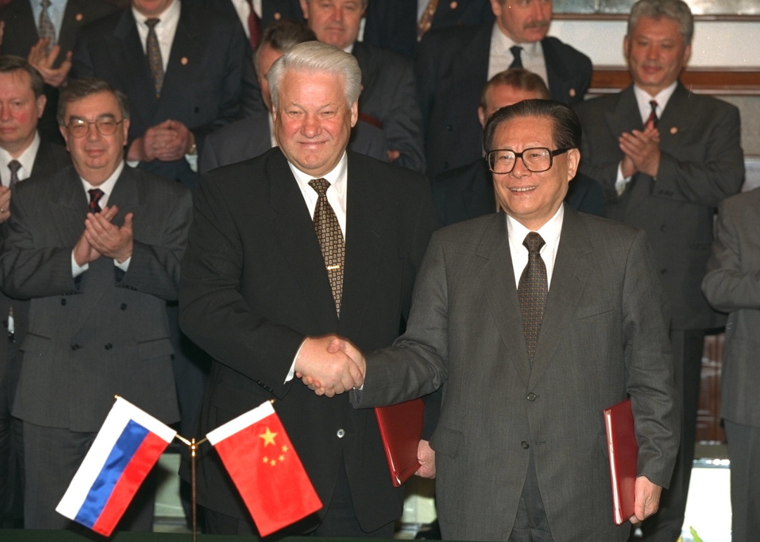 Boris Yeltsin and Jian Zemin shake hands at official meeting in Moscow