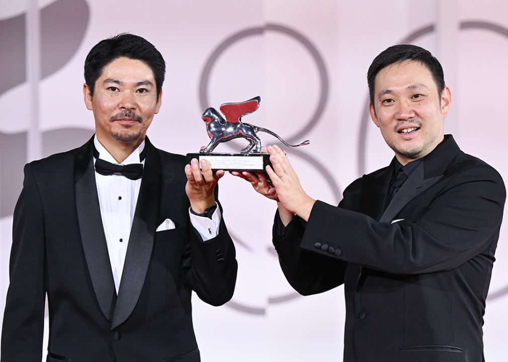 Hitoshi Omika and Ryûsuke Hamaguchi pose with the Silver Lion Grand Jury Prize Award.