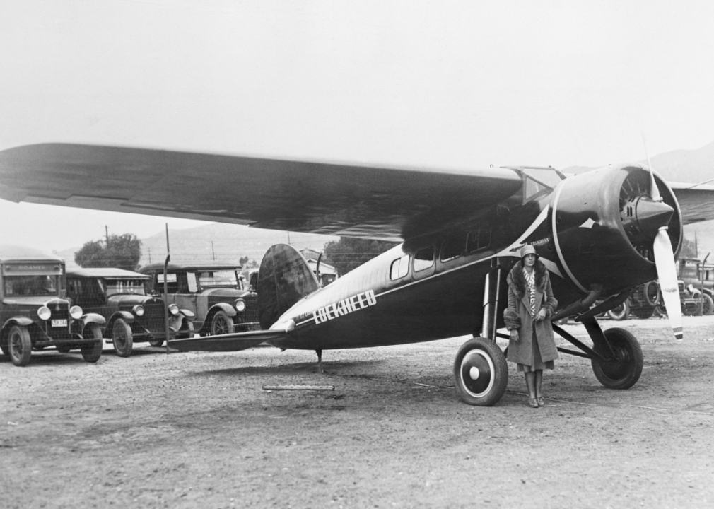 Amelia Earhart beside Lockheed-Vega plane