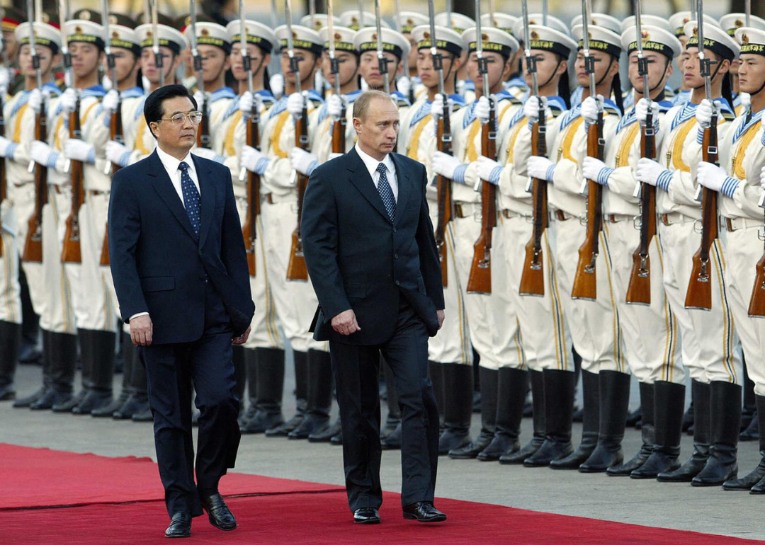Hu Jintao walks with Vladimir Putin to view honor guard in Beijing