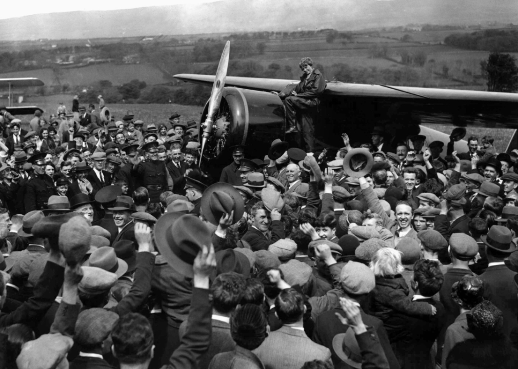 Amelia Earhart welcomed by crowd in Londonderry Ireland after transcontinental flight