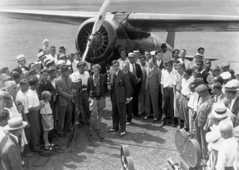 Amelia Earhart welcomed by crowd in Newark after flight
