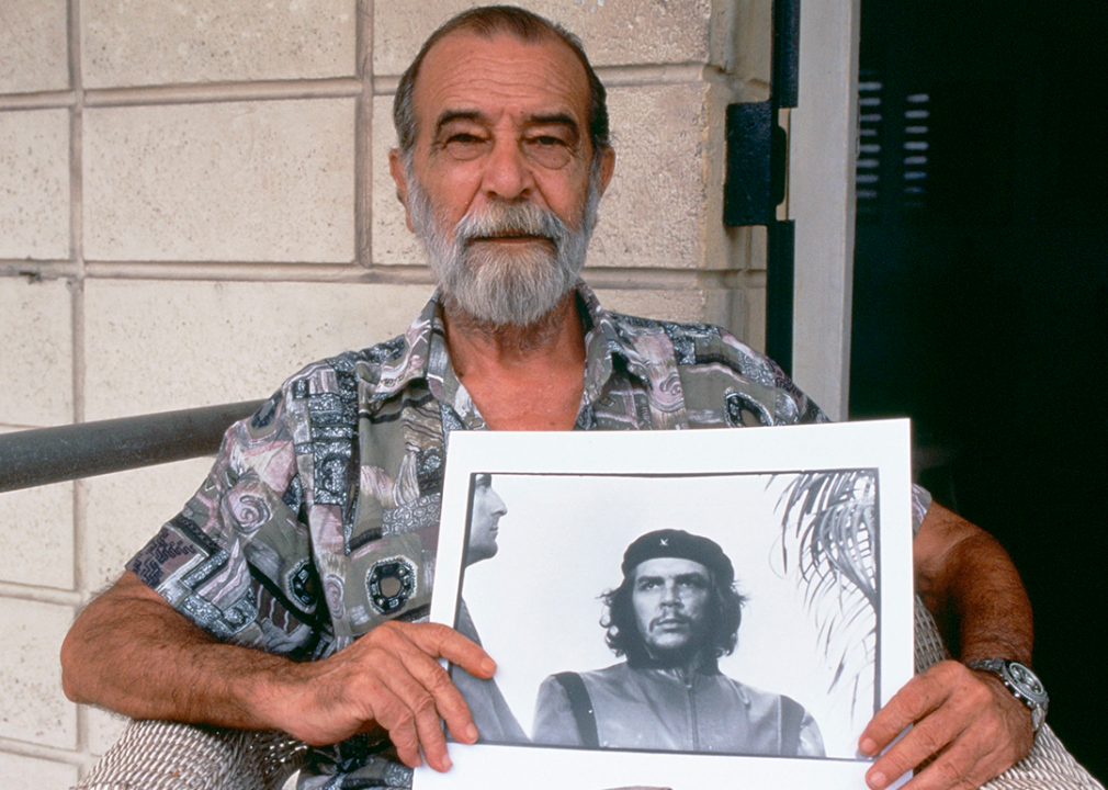 Alberto Korda poses with his photograph of Che Guevara.