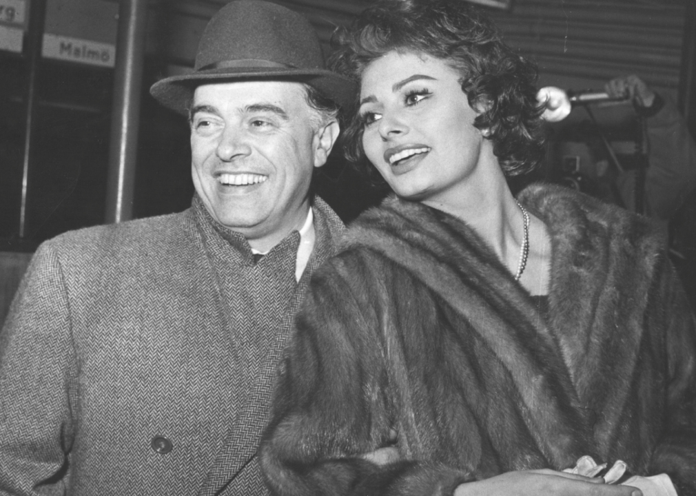 Carlo Ponti poses for a photo with his wife Sophia Loren,
