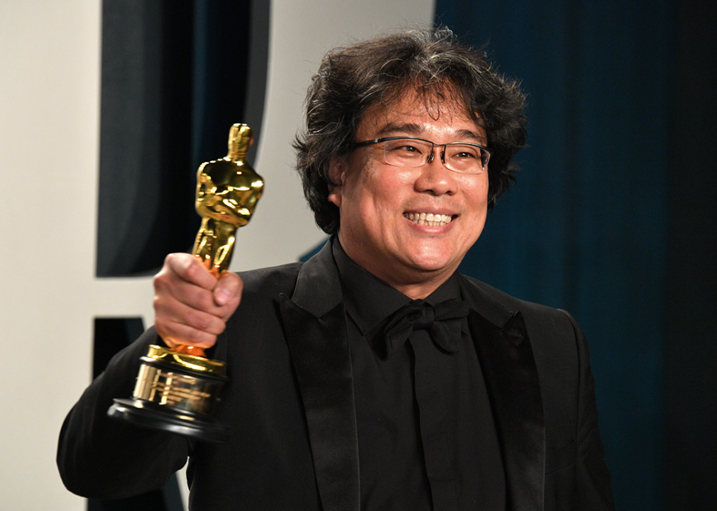 Bong Joon Ho poses with the Oscar for Best Screenplay for ‘Parasite’.