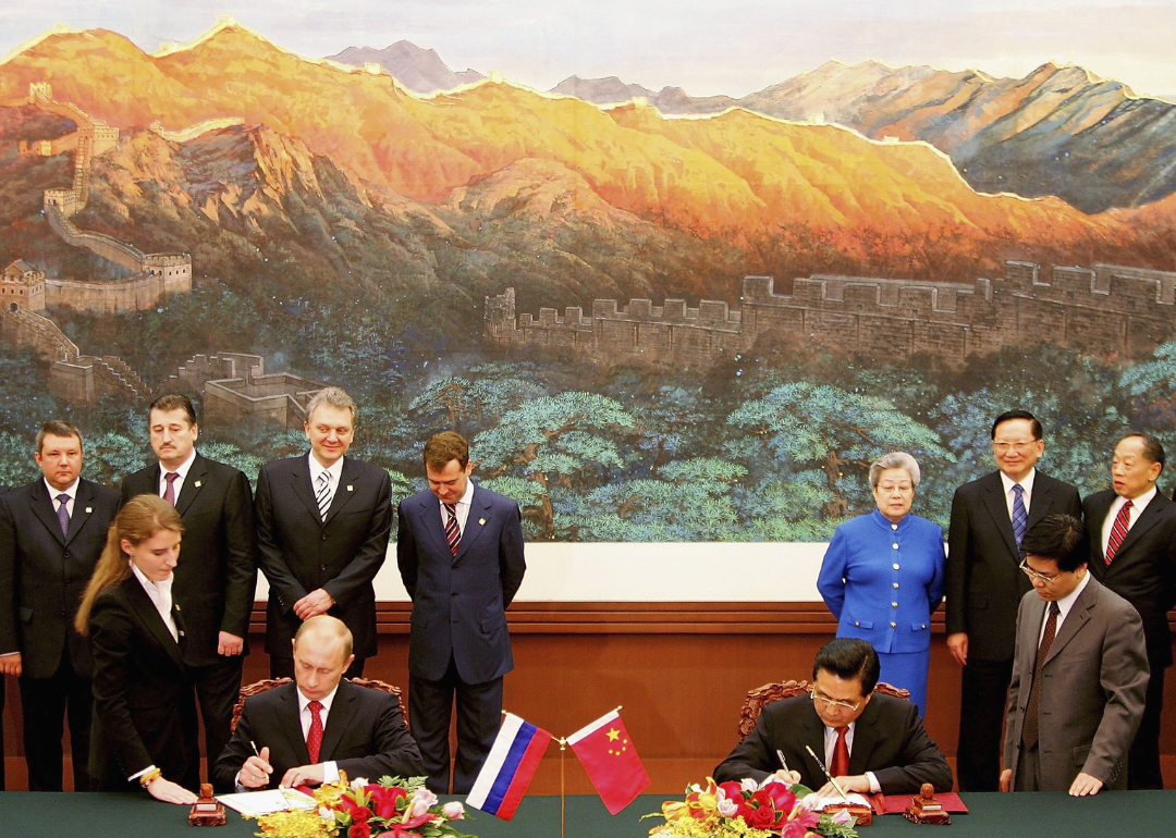 Hu Jintao, Vladimir Putin and other officials at signing ceremony in Great Hall of the People