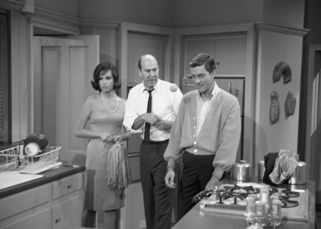 Carl Reiner in a scene with Mary Tyler Moore and Dick Van Dyke