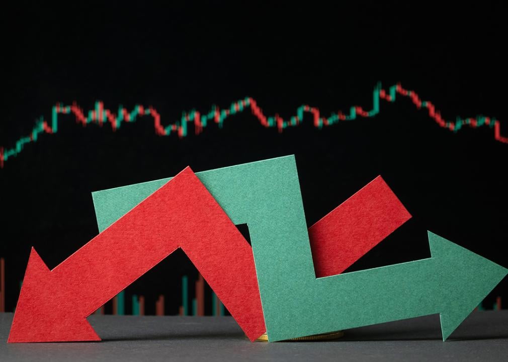 Red and green arrows going sideways depicting stock market uncertainty.