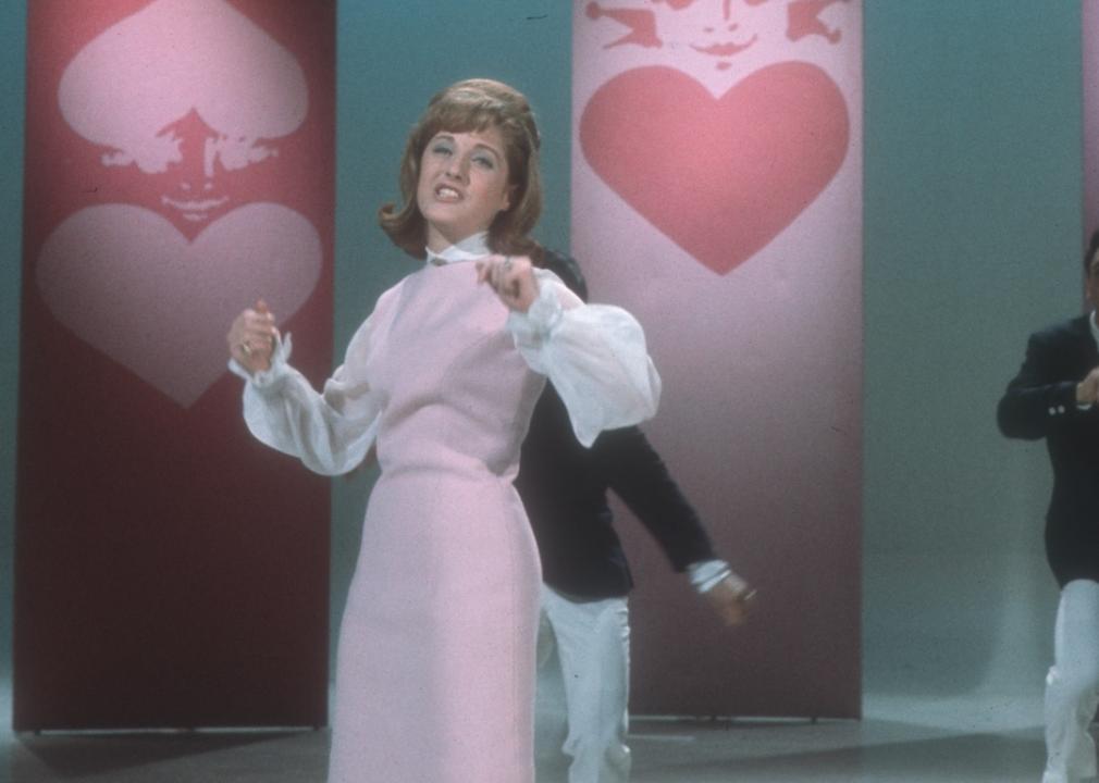 Lesley Gore performing a song.